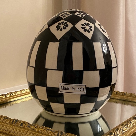 6.5” Black & White Check Ceramic Egg ✨NWT✨ - Picture 4 of 4